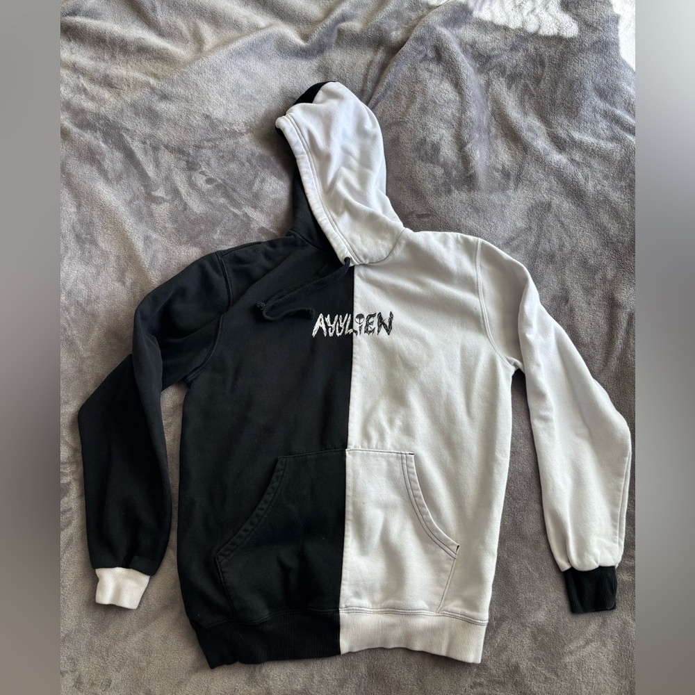 Ayylien Black and White Sweatshirt